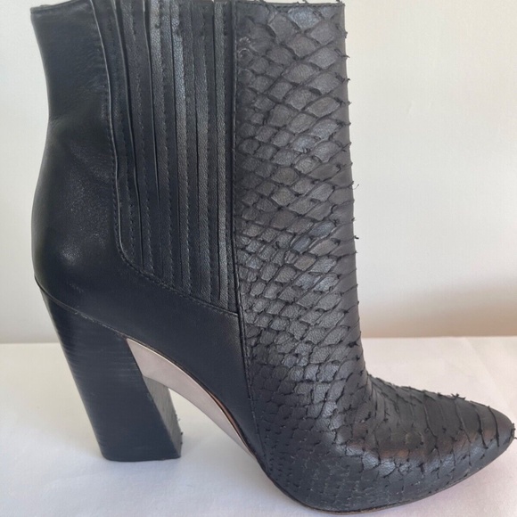 BCBG Maxazria Metild Black Snake Embossed Leather High Heel Ankle Boots Size 9.5 - Picture 4 of 6
